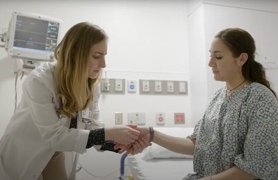 Кодирование Аквилонг в Истре Врач держит пациентку за руку